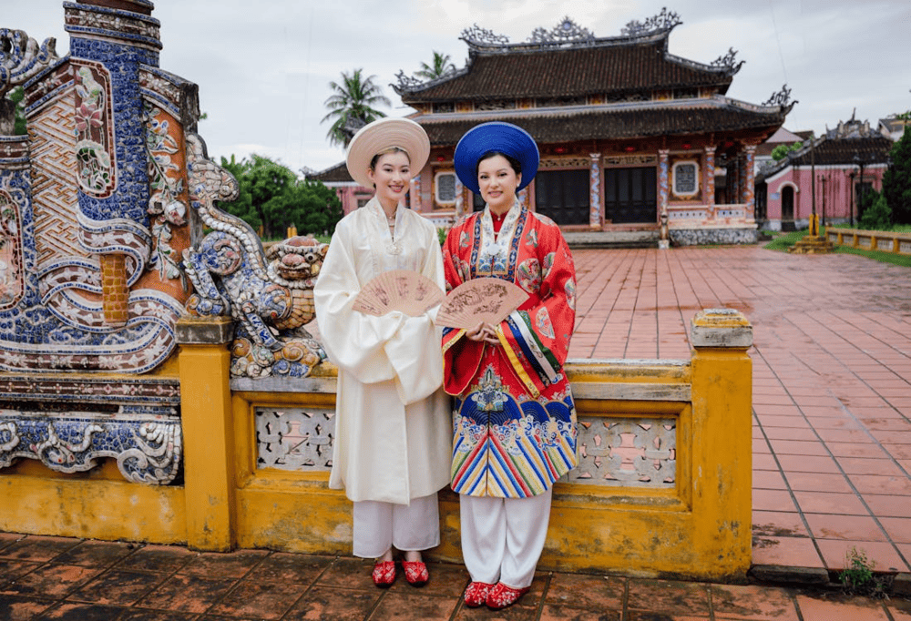 Ao nhat binh, once reserved for royal women during the Nguyen Dynasty, is now revived and embraced by youth during weddings, Tet, and vintage-style photo shoots (Source: Pexels)
